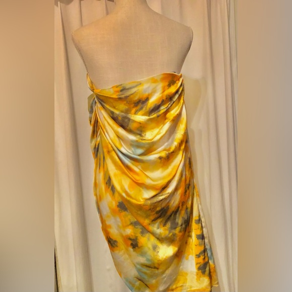 Woman’s Pretty Little Thing Yellow with Splashes of Color size 8 - Picture 5 of 6